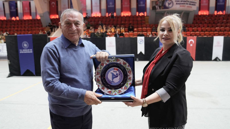 Seyhan Halk Oyuncuları Gururlandırdı: 4 Dalda 4 Birincilik