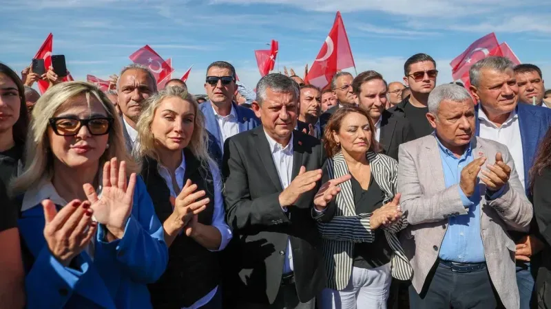 “Özgürlük Yürüyüşü Silivri’de Tamamlandı: Özel’den Gençlere Tebrik