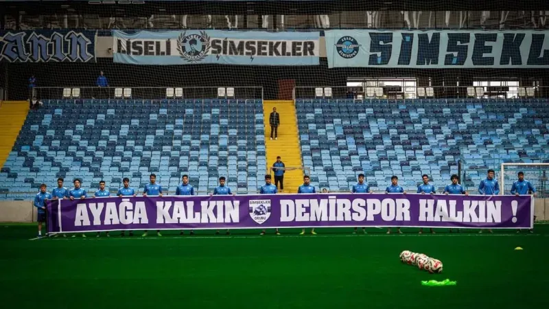 Şimşeklerden Dikkat Çeken Pankart “Ayağa Kalkın, Demirspor Halkın”